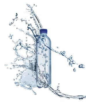 Bir şişe su ve beyaz arka planda sıçramalar.