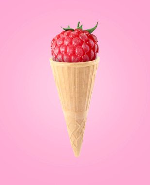 Pembe arka planda ahududulu dondurma külahı.