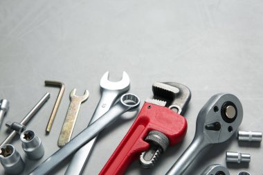 Gri tabloda farklı oto tamircisinin araçları, metin için boşluk
