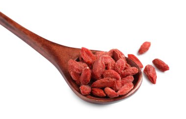 Kurutulmuş goji üzümlü kaşık beyaz üzerine izole edilmiş.