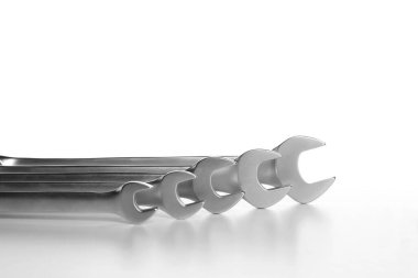 Beyaz arka planda cırcırlı anahtarlar. Otomatik mekanik araçlar