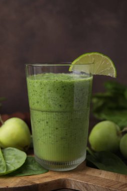 Misket limonlu, elmalı ve ıspanaklı tatlı yeşil smoothie.