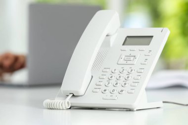 Masadaki beyaz telefon bulanık arka plan, seçici odak