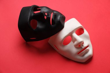 Tiyatro sanatları. Kırmızı arkaplanda beyaz ve siyah maskeler