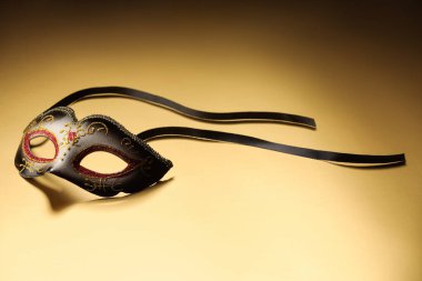 Bej arka planda zarif bir yüz maskesi. Tiyatro performansı