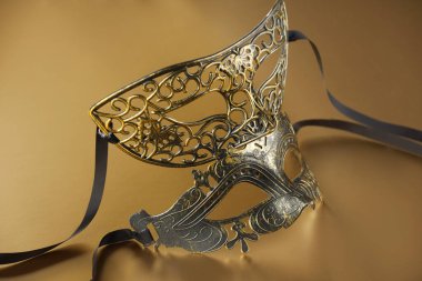 Bej arka planda zarif yüz maskeleri. Tiyatro performansı