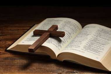 İncil ve haç tahta masada, yakın plan. Hıristiyanlık Dini