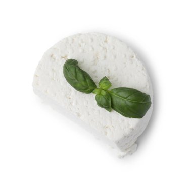 Taze ricotta (krem peynir) ve fesleğen beyaza izole edilmiş, üst manzara