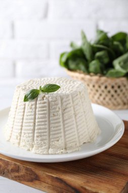 Beyaz masadaki fesleğenli taze ricotta (krem peynir)