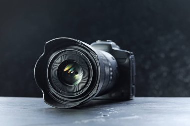 Gri masada modern fotoğraf makinesi. Fotoğraf ekipmanı.