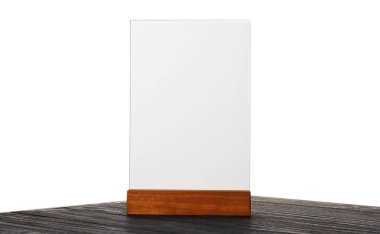 Beyaz arka planda tahta masanın üzerinde menü tutucu. Tasarım için model