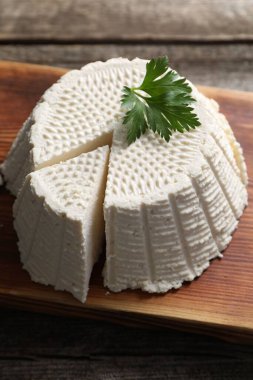 Lezzetli ricotta (krem peynir) ahşap masada, yakın plan