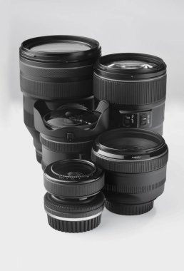 Beyaz arka planda kamera lensi. Fotoğraf ekipmanı.