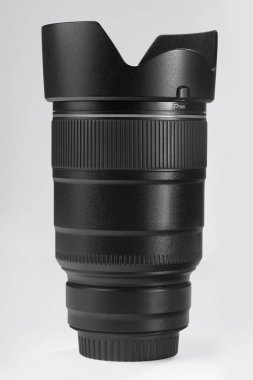 Kamera merceği beyaza izole edildi. Fotoğraf ekipmanı.