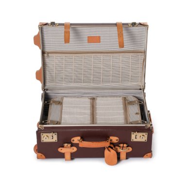 Boş bavulu beyazlar içinde seyahat etmek için aç