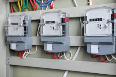Elektrik sayaçları ve sigorta kutusundaki kablolar. Enerji ölçüm aygıtı