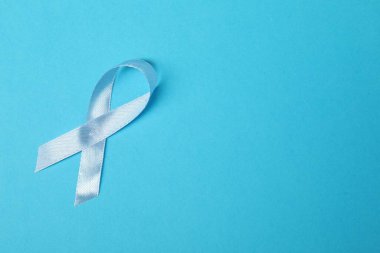 Renk arkaplan üzerinde açık mavi kurdele, metin için boşluk ile üst görünüm. Prostat kanseri farkındalığı