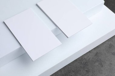 Gri desenli masada boş kartvizitler. Tasarım için model