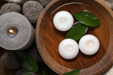 Tablonun üzerinde farklı spa ürünleri bulunan düz konum