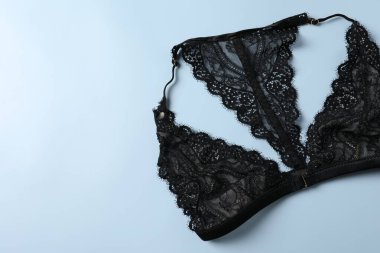 Açık mavi arka planda güzel dantel sütyen, üst manzara. Metin için boşluk