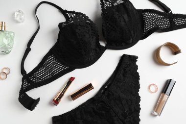 Beyaz arka planda güzel dantelli iç çamaşırları ve aksesuarlar.