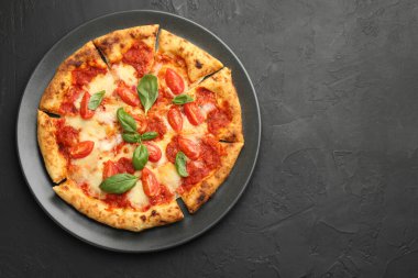 Siyah masada nefis Margherita pizzası, üst manzara. Metin için boşluk