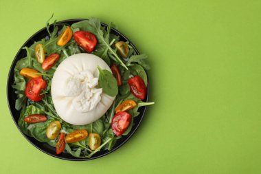 Yeşil masada nefis burrata salatası, üst manzara. Metin için boşluk