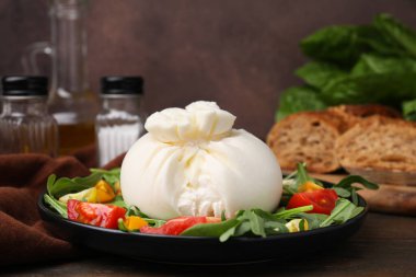 Ahşap masada nefis burrata salatası, yakın plan.