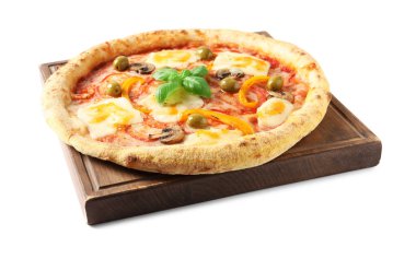 Lezzetli vejetaryen pizza ve taze fesleğen.