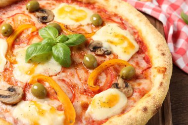 Ahşap masada nefis vejetaryen pizza, yakın plan.