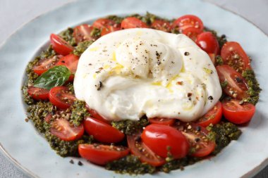 Taze lezzetli burrata salatası masada, yakın plan.