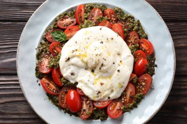 Tahta masada taze lezzetli burrata salatası, üst manzara.