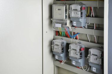 Elektrik sayaçları ve kablolar sigorta kutusunda, metin için boşluk. Enerji ölçüm aygıtı