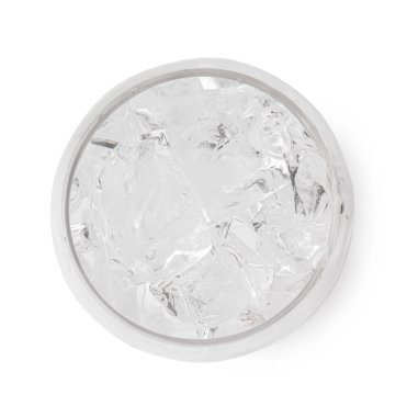 Buzlu suyu tazeleyen cam küpler beyaz, üst manzara izole edilmiş