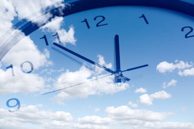 Zaman kavramı. Saat ve mavi gökyüzü kabarık bulutlar, çift pozlama