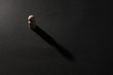 Yalnızlık kavramı. İnsan figürü sadece siyah arka planda, manzaranın üstünde. Metin için boşluk