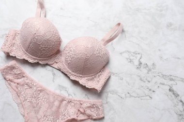 Açık mermer arka planda güzel dantel iç çamaşırı, üst manzara.