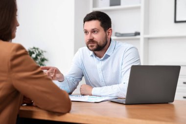 Ofiste müşteriyle çalışan bir danışman.