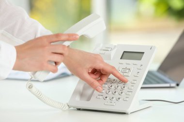 Telefondaki yardımcı çevirme numarası bulanık yeşil arkaplan, yakın plan