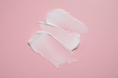 Pembe arka planda yüz kremi, üst manzara