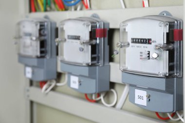 Elektrik sayaçları ve sigorta kutusundaki kablolar. Enerji ölçüm aygıtı