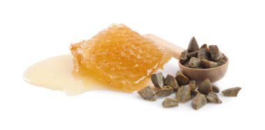 Doğal bal peteği ve kaşık Propolis tanecikleri beyaza izole edilmiş.