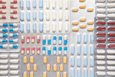 Arka plan olarak su toplayan antibiyotik hapları, üst görünüm.
