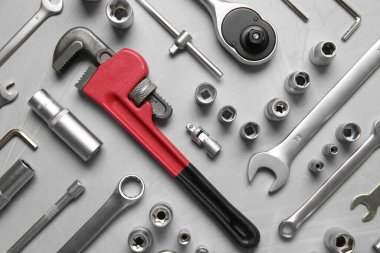 Gri masa üzerinde farklı oto tamircisinin araçları, düz yatıyordu