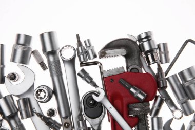 Beyaz arkaplan üzerinde otomatik tamircinin araçları kümesi, düz yatıyordu