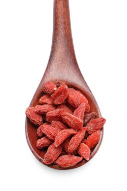 Kurutulmuş goji üzümlü kaşık beyaza izole edilmiş, üst manzara
