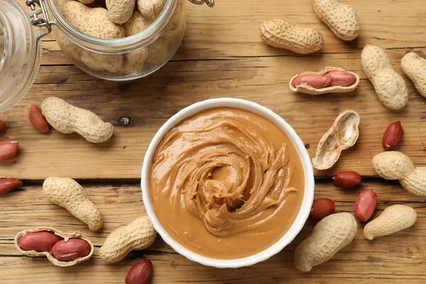 Fıstık ezmesi kasede, fındık ezmesi ahşap masada, düz yerde