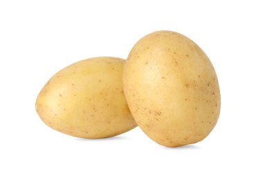 İki taze patates, beyaz üzerine izole edilmiş.