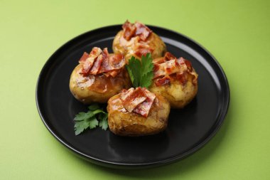 Pastırmalı patates ve yeşil arka planda maydanoz. Yakın plan.