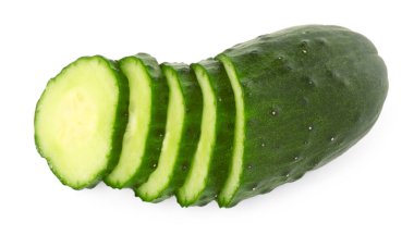 Taze kesilmiş salatalık beyaza izole edilmiş, üst manzara